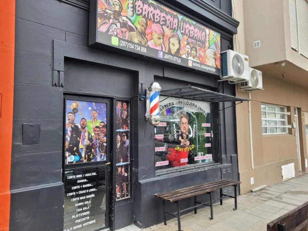 Javier Maldonado, dueño de la barbería, mostró el vidrio roto por donde ingresaron a robar y expresó su indignación por las pérdidas millonarias.