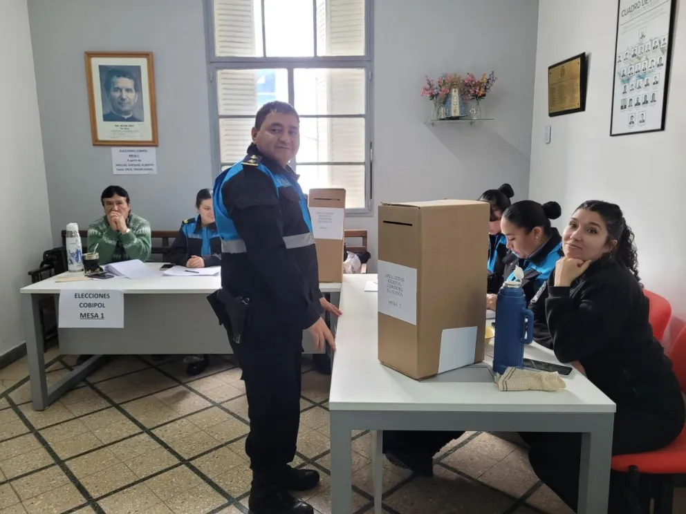 Efectivos policiales de Chubut votan este lunes para renovar autoridades del Consejo de Bienestar Policial, con alta participación en 11 urnas distribuidas en la provincia.