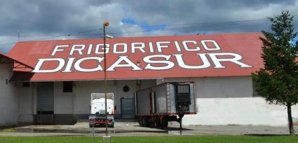 El frigorífico DICASUR de Trevelin, paralizado desde hace más de 20 días, dejó en vilo a 70 trabajadores y mantiene millonarias deudas con productores locales.