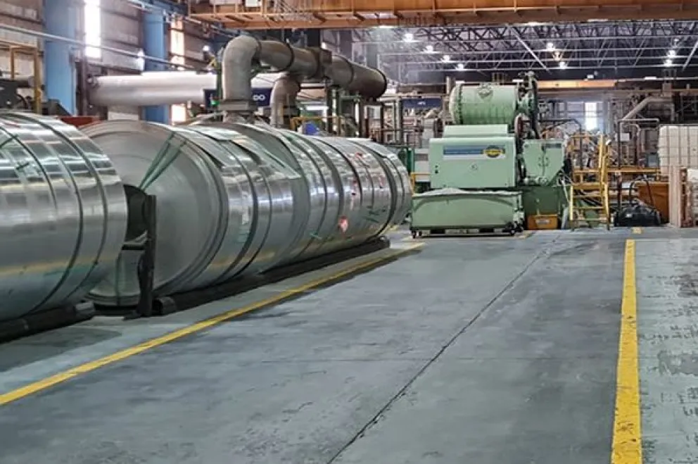 Personal de bomberos realizó tareas de ventilación y apoyo tras la explosión en la fábrica de tejos de aluminio