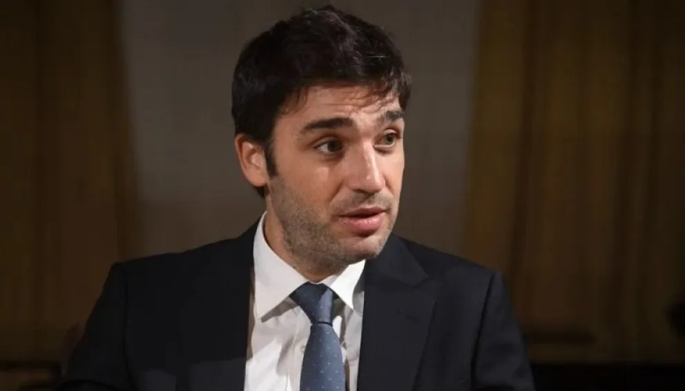 El gobernador chubutense cuestionó la alianza del PRO con el oficialismo nacional.