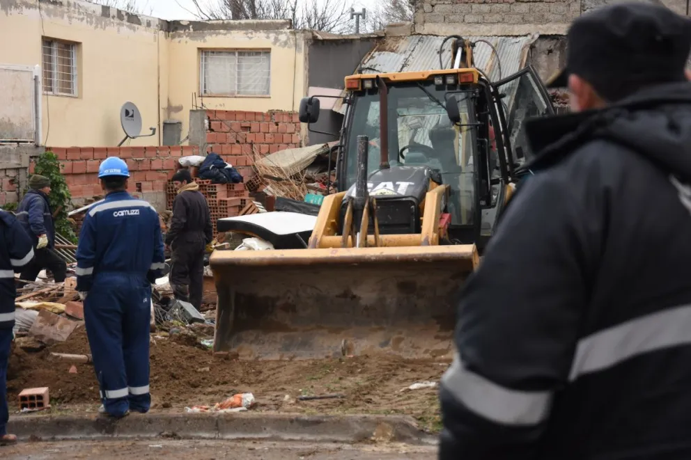 La vivienda ocupada ilegalmente en barrio Ceferino, conocida como refugio de delincuentes, fue desalojada y demolida tras una orden judicial, permitiendo a los propietarios recuperar el terreno y brindando alivio a los vecinos.