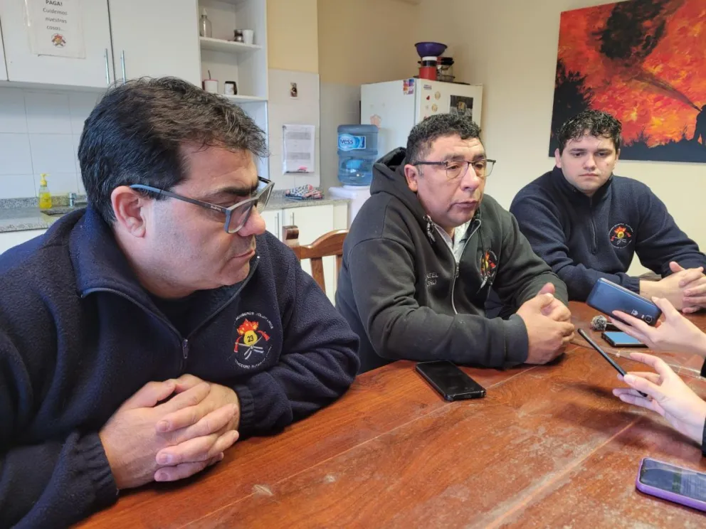 La Asociación de Bomberos Voluntarios de Comodoro Rivadavia lanzó una plataforma virtual que facilita la formación teórica de sus integrantes, combinando capacitación online con prácticas presenciales para optimizar tiempos y recursos.
