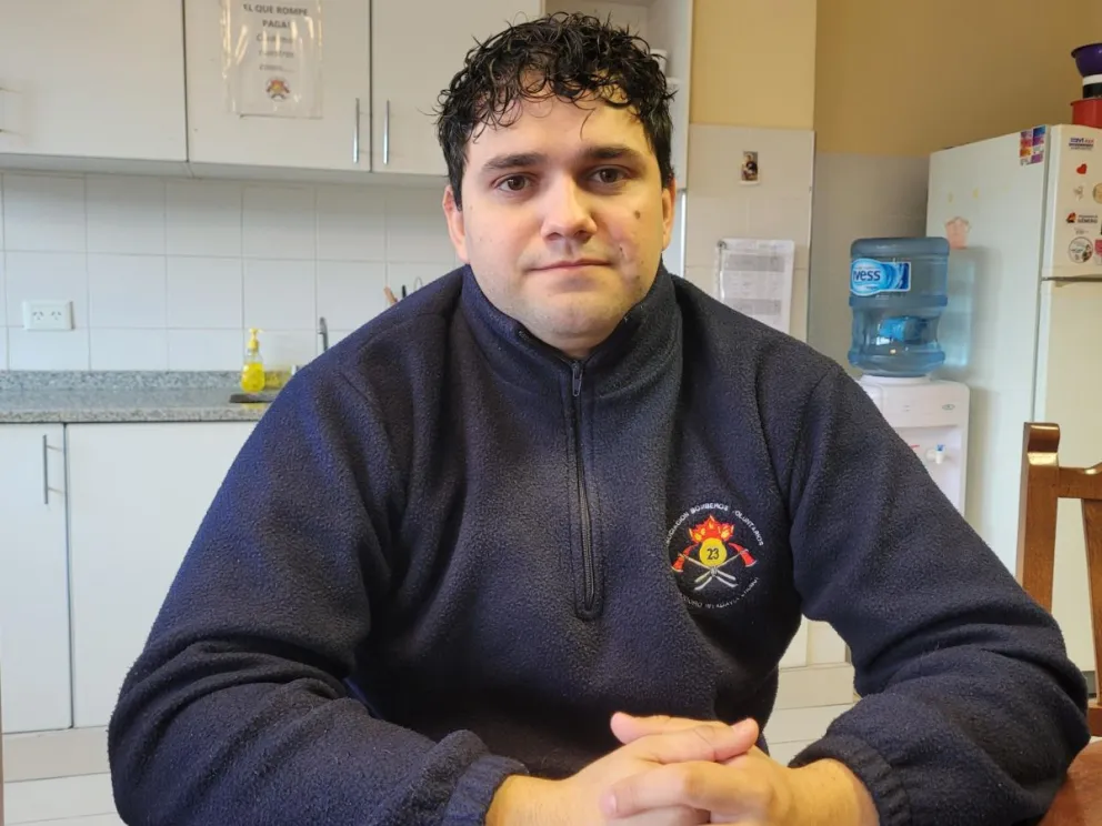 Bomberos alertan sobre los riesgos de las baterías de litio en celulares y recomiendan precauciones como evitar golpes, no sobrecargar y no exponerlas a altas temperaturas para prevenir incendios y accidentes graves.