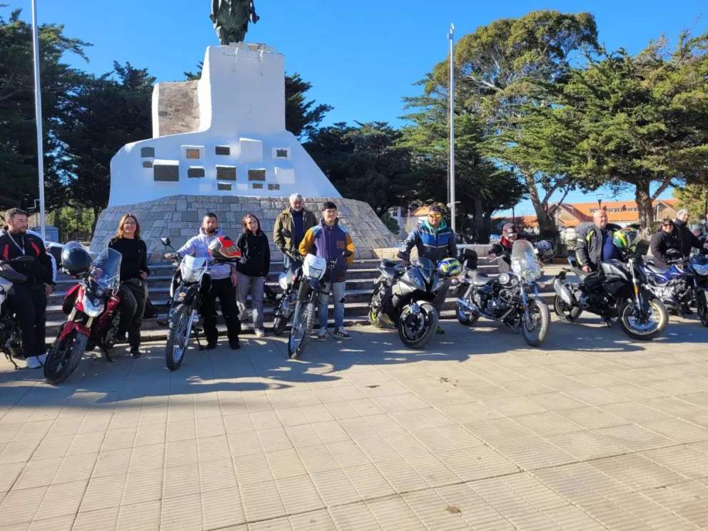 Los motociclistas de Moteros CR se preparan para llevar alimentos, juguetes y ropa a Río Mayo, combinando su pasión por las motos con una misión solidaria por el aniversario del pueblo y el Día del Niño.