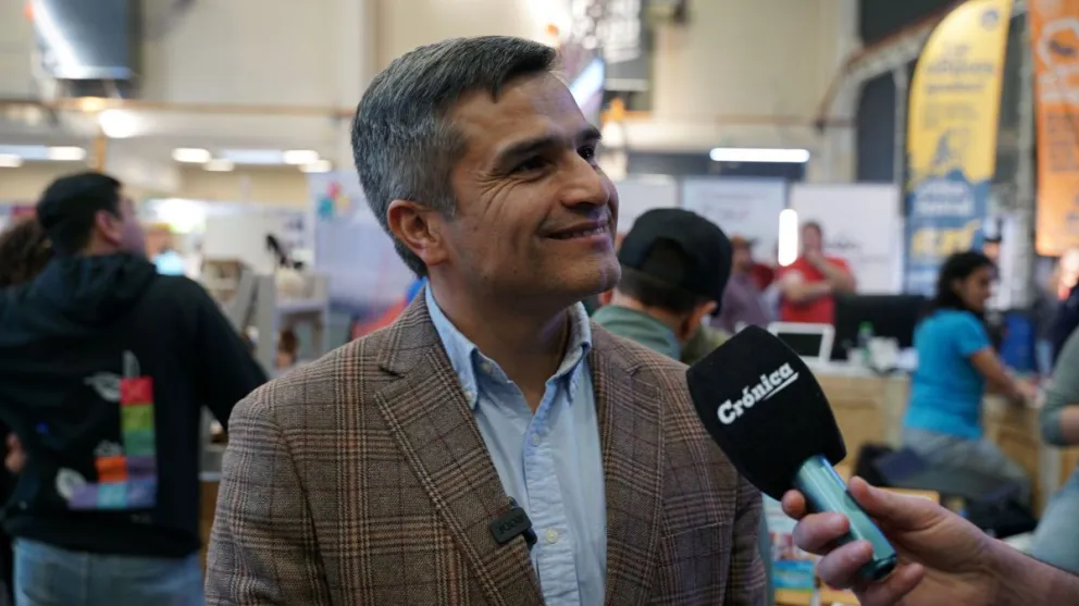 El gobernador de la Región de Aysén, Marcelo Santana, durante la Expo Turismo 2025 en Comodoro Rivadavia