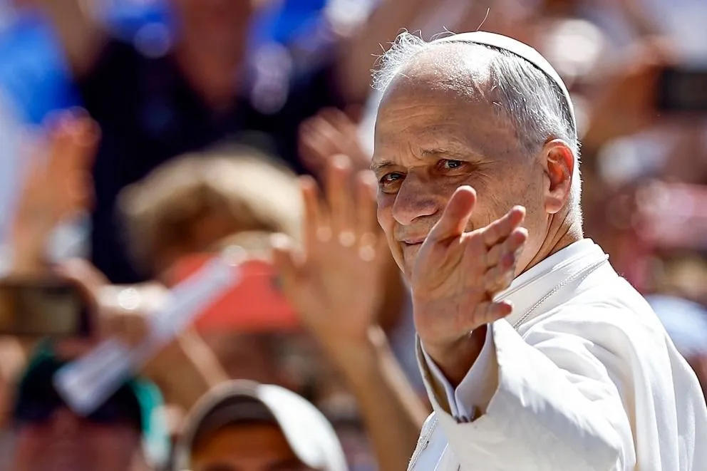 El Papa pidió “portar el fuego del amor y no el de las armas” frente a los fieles reunidos.