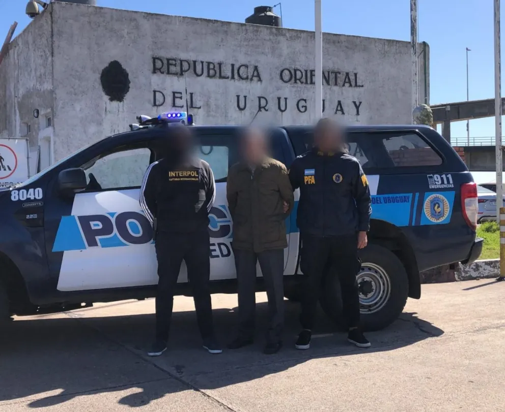 Personal de la Policía Federal durante el operativo que permitió la captura del hombre buscado en Colón.