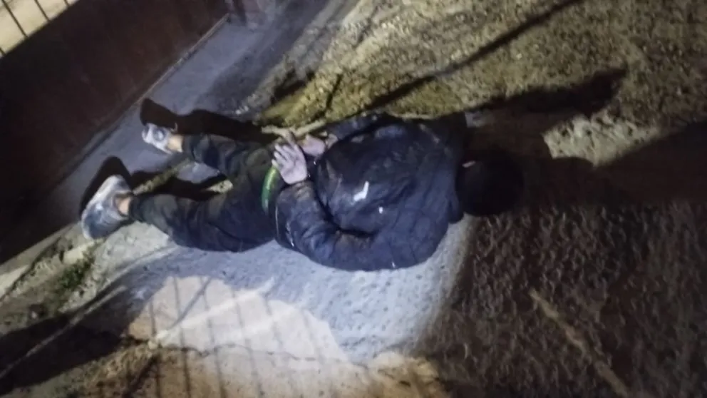 La rápida intervención policial permitió la aprehensión de uno de los sospechosos.