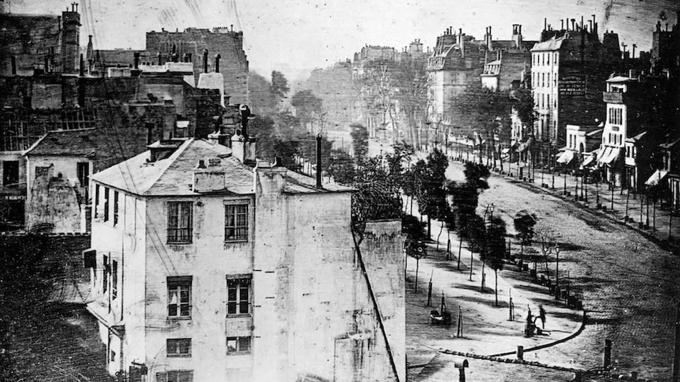 La efeméride tiene su origen en la presentación del daguerrotipo, cuyo acontecimiento fue el 19 de agosto de 1839, en Francia. 