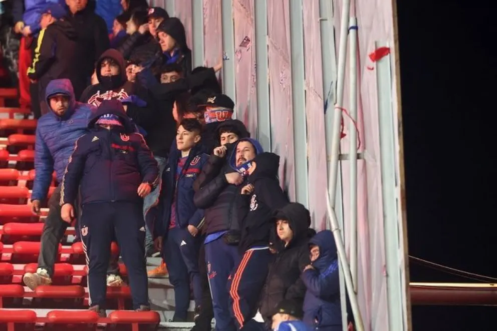 Hubo casi 100 hinchas de la U detenidos por los incidentes. Imagen: AFP.