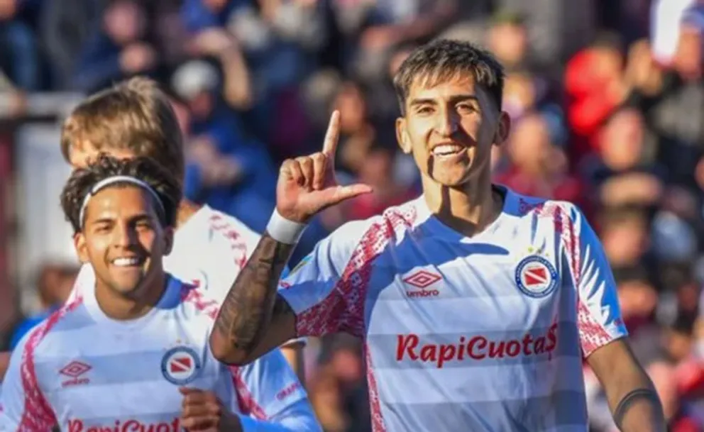 Dura derrota de Racing ante Argentinos Juniors por el Torneo Clausura 2025.