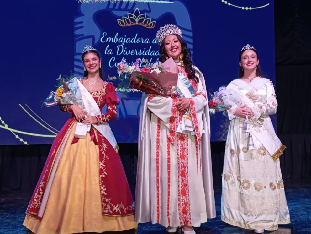 La flamante reina nacional es Fiona Rodríguez Bellido (centro) junto a Oriana Valentina Flamig, de la Asociación Alemana Deutscher Verein (izquierda), Tiziana Zeni Bernardi, de la Asociación Italiana de Socorros Mutuos (derecha)