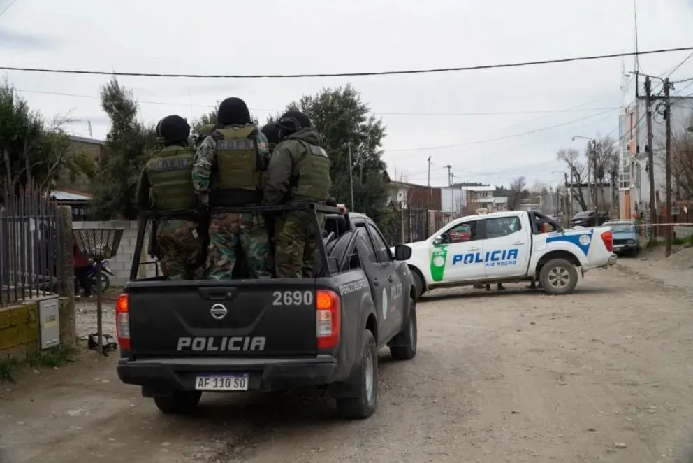 Allanamientos simultáneos en domicilios cercanos al cementerio municipal para dar con el agresor.