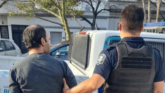 Insólito: un policía se quedó dormido al volante, intentó fugarse y atacó a un colega