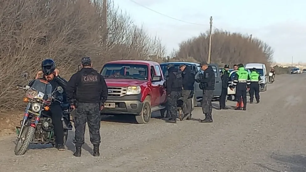 Dos alcoholemias y un detenido en operativo de seguridad en las canchas barriales de Trelew