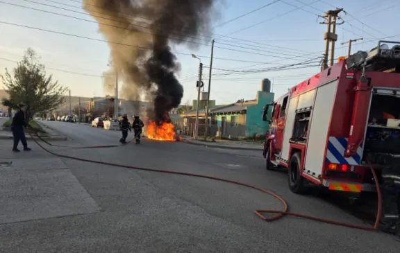 Se incendió por completo un auto en el San Cayetano