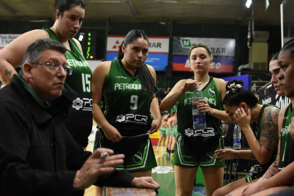 Juan Morel con las campeonas. (Fotos: Juan Low Diario Crónica).
