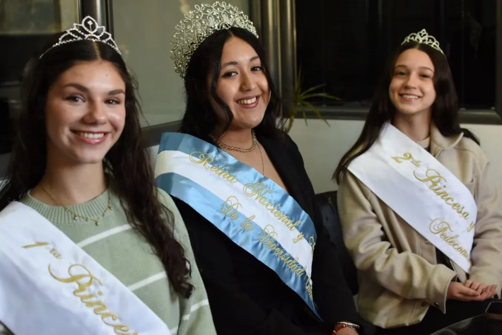 La flamante reina nacional, Fiona Rodríguez Bellido (centro) junto a Oriana Valentina Flamig, de la Asociación Alemana Deutscher Verein (izquierda) y Tiziana Zeni Bernardi, de la Asociación Italiana de Socorros Mutuos (derecha)