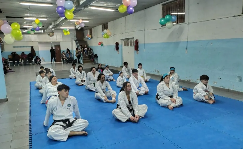 El profesor Carlos Velásquez después de 17 años se fue de la Asociación Pingüinera de Tae Kwon Do, ahora trabaja junto a Orlando Velásquez (VII Dan).