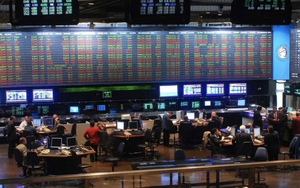 El riesgo país trepó por encima de los 900 puntos