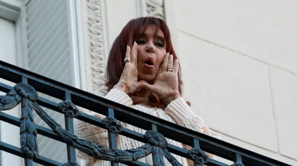 Desde su residencia y en redes, Kirchner celebra el triunfo de Fuerza Patria // Foto de REUTERS