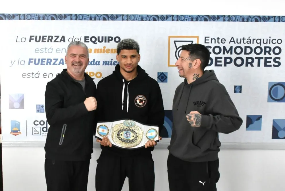 El flamante campeón argentino y continental Antonio Guzmán (67 kg) junto a su técnico Darío Achaval visitó al presidente de Comodoro Deportes, quien ratificó su apoyo al profesional de kick boxing que representa a Comodoro Rivadavia.