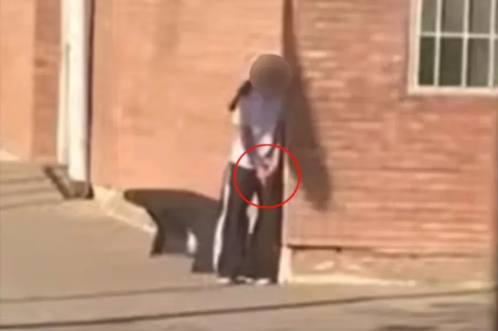 Tras casi cinco horas de negociación, la adolescente entregó el arma de fuego y fue trasladada a un hospital.