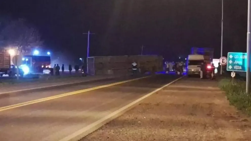 Vecinos se llevaron la carga tras el vuelco de un camión con pollos en Chacabuco