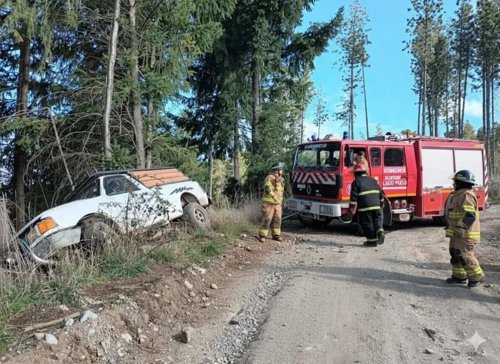La camioneta Ford Ranger terminó contra un árbol tras perder el control en la Ruta 40. FOTO: Bomberos Voluntarios Lago Puelo