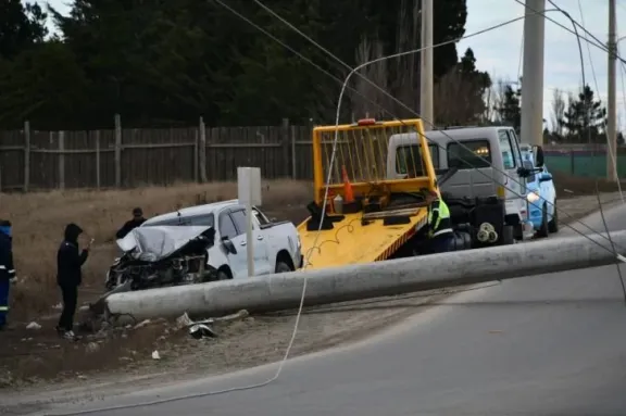 Los ocupantes de la camioneta que chocó contra el poste iban ...