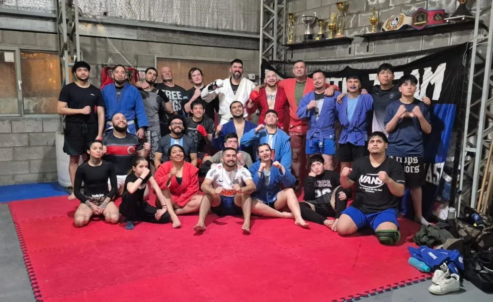 El sambo es un arte marcial y deporte de combate de origen ruso que combina técnicas de varias disciplinas de lucha, como el judo, la lucha libre, el jiu-jitsu y la lucha grecorromana, ahora busca crecer en Comodoro y el Chubut junto al MMA.

