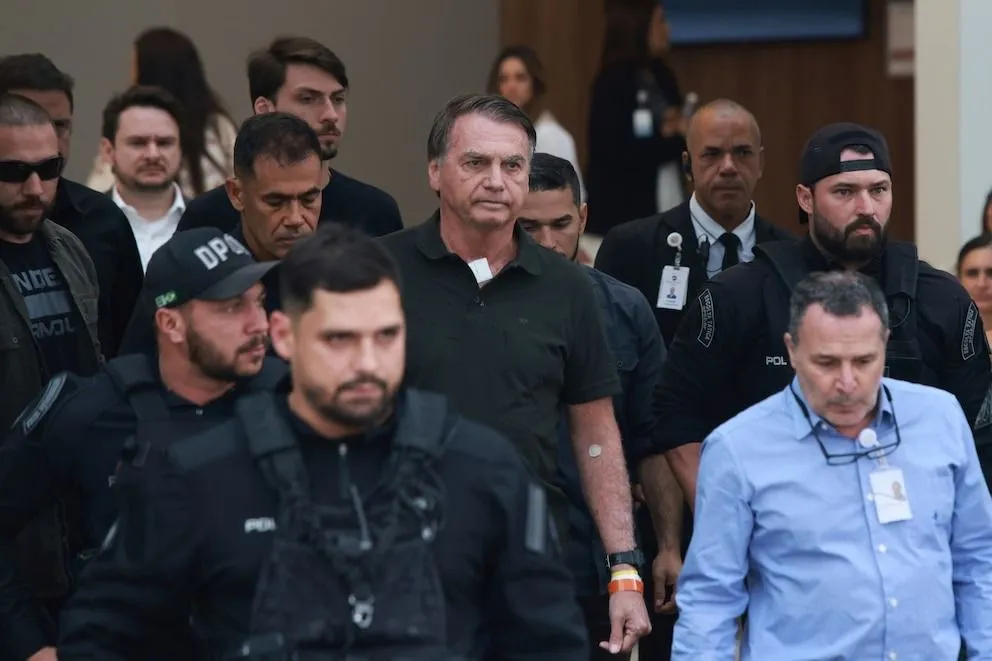 Jair Bolsonaro abandona el hospital DF Star tras los estudios médicos en Brasilia.