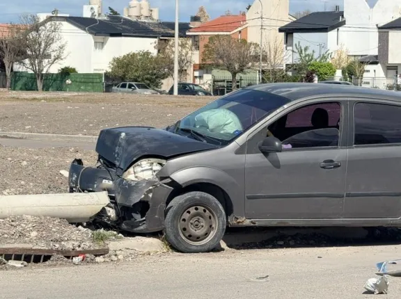 Una mujer terminó hospitalizada tras un fuerte choque en Trelew ...