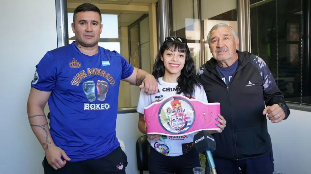 La boxeadora amateur se consagró campeona de los 54 kilogramos por la Asociación de Managers y Boxeadores Argentinos Profesionales y Amateurs (AMBAPA), ahora junto al Team Alvarado planifica su camino al profesionalismo. 