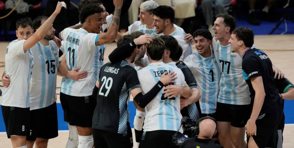 El festejo de los jugadores argentinos tras la victoria ante Francia. Foto: AP Photo / Aaron Favila.