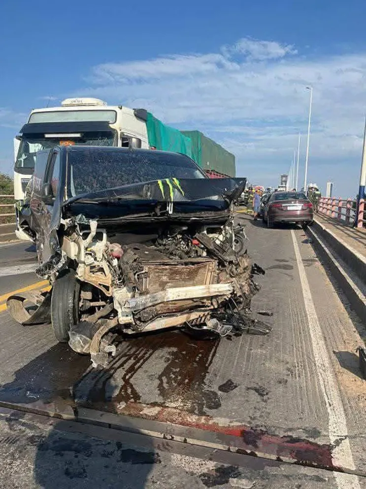 Choque múltiple en el puente General Belgrano: murió un motociclista y hay dos heridos