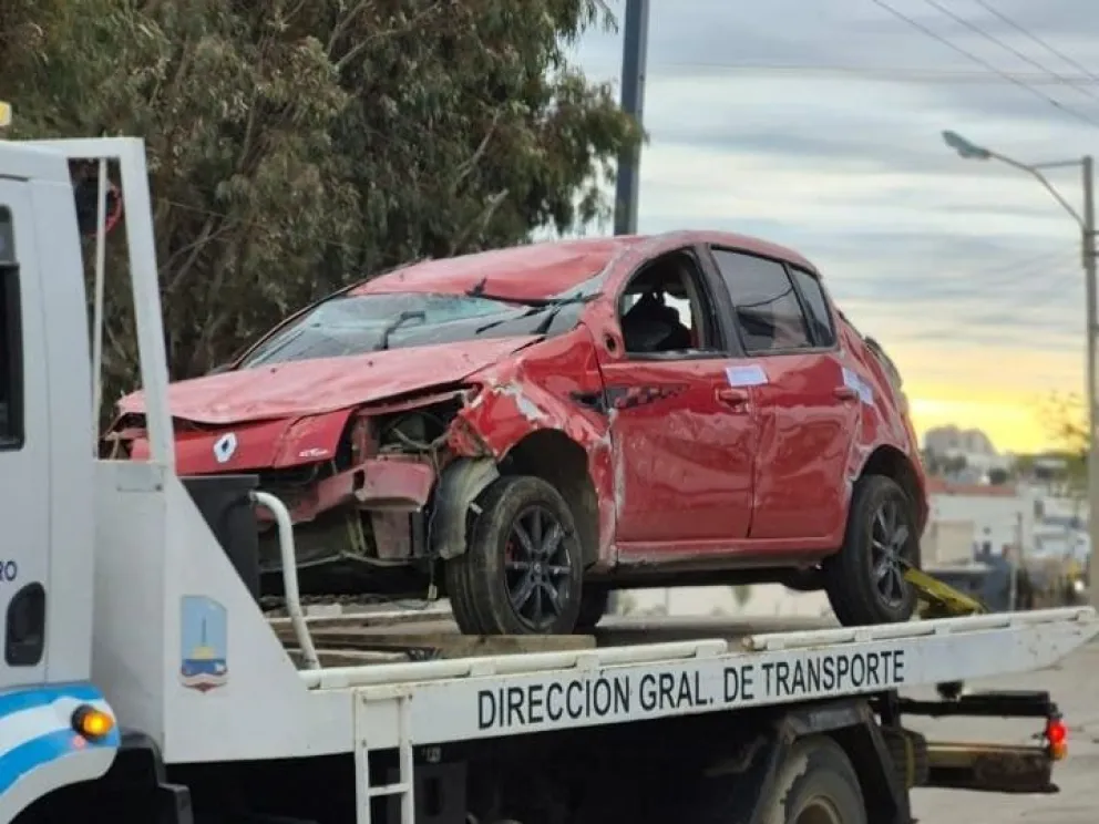 Un joven y su acompañante sobrevivieron de milagro tras volcar con su Renault Sandero en Avenida Yrigoyen, a pocos metros de una estación de servicio, mientras ambos circulaban bajo los efectos del alcohol.