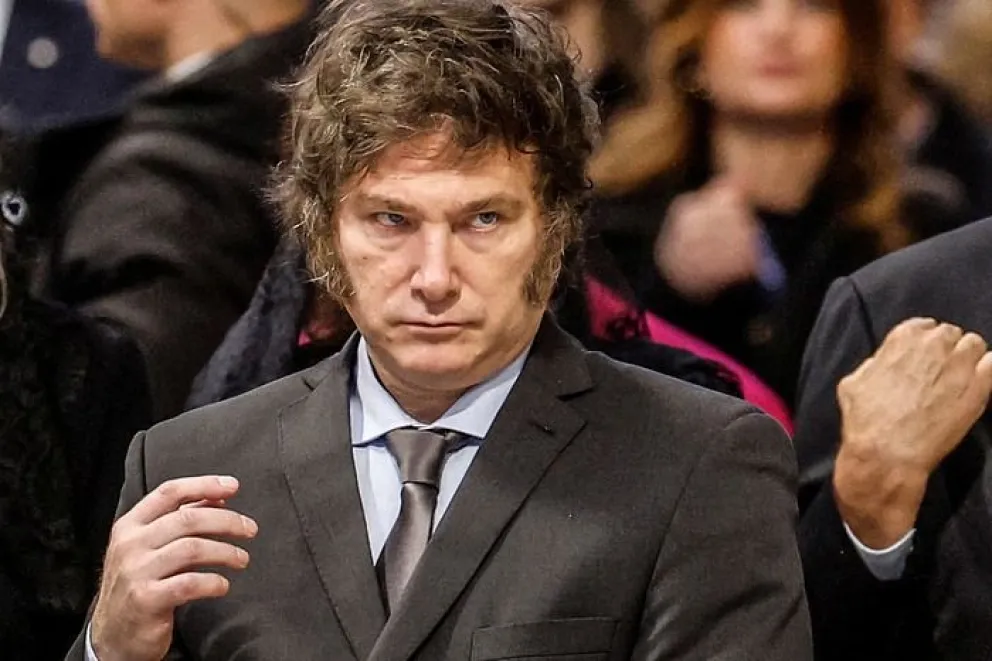 La caída de la imagen positiva de Milei y el aumento de la “bronca” social reflejan un fuerte descontento ciudadano frente a la gestión económica.