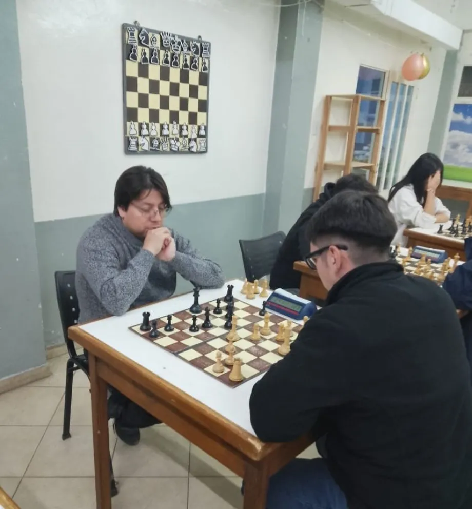 El FM Andrés Aguilar sigue firme en el tablero y también en los torneos rápidos, se lució el pasado viernes 19 de septiembre logrando el primer puesto; luego del certamen todo terminó con un gran compartir entre ajedrecistas.