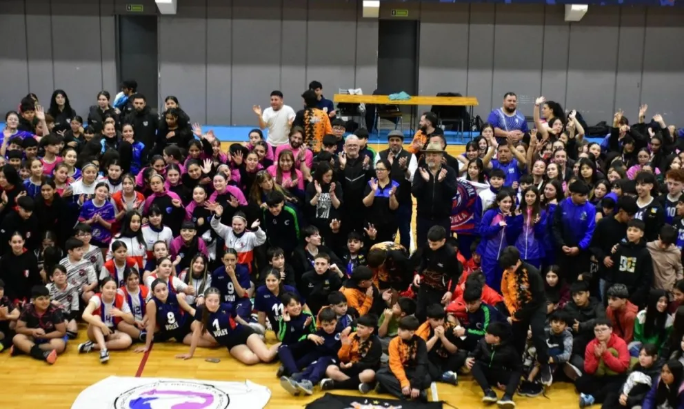 La segunda edición de los Campeonatos Argentinos Patagónicos Promocionales de Voleibol (C.A.PA.PRO.V) tuvieron una multitudinaria inauguración.