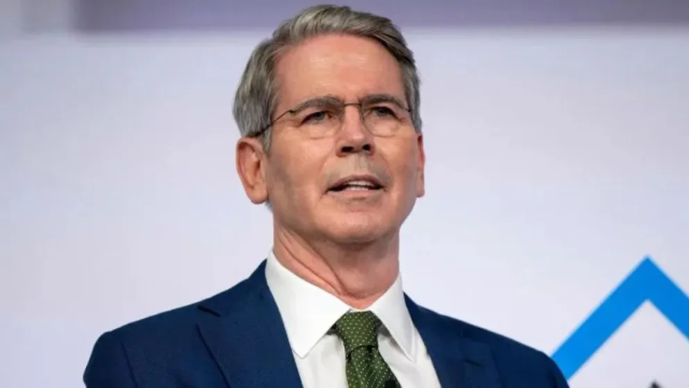 El secretario del Tesoro de Estados Unidos, Scott Bessent, anunció que su país negocia con Argentina un swap de US$ 20.000 millones y que está dispuesto a comprar bonos de la deuda argentina si la situación lo requiere.