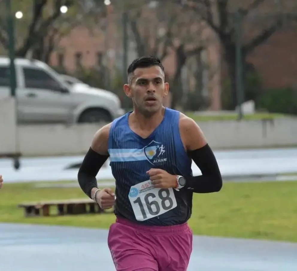 El atleta comodorense Leonel Chiorazzo logró triple medalla en el Campeonato Nacional Máster de Pista y Campo en Entre Ríos,; en 1500 metros consiguió medalla de plata y en 5 mil metros pista y 10K Ruta logró medalla dorada.