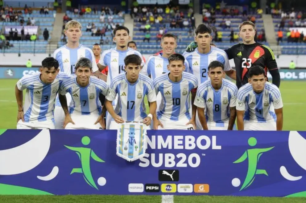 La Selección Argentina Sub 20 ya confirmó a los 21 futbolistas que representarán al país en el Mundial de Chile 2025 bajo la dirección técnica de Diego Placente. EFE