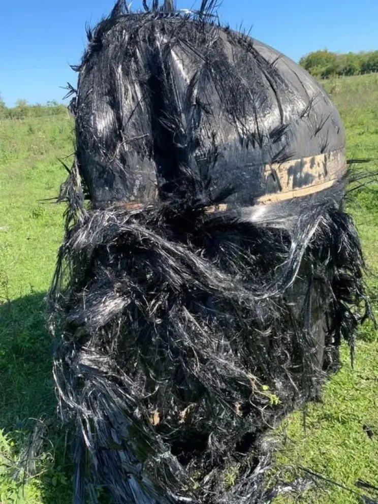 El cilindro metálico fue hallado en un campo de Puerto Tirol.