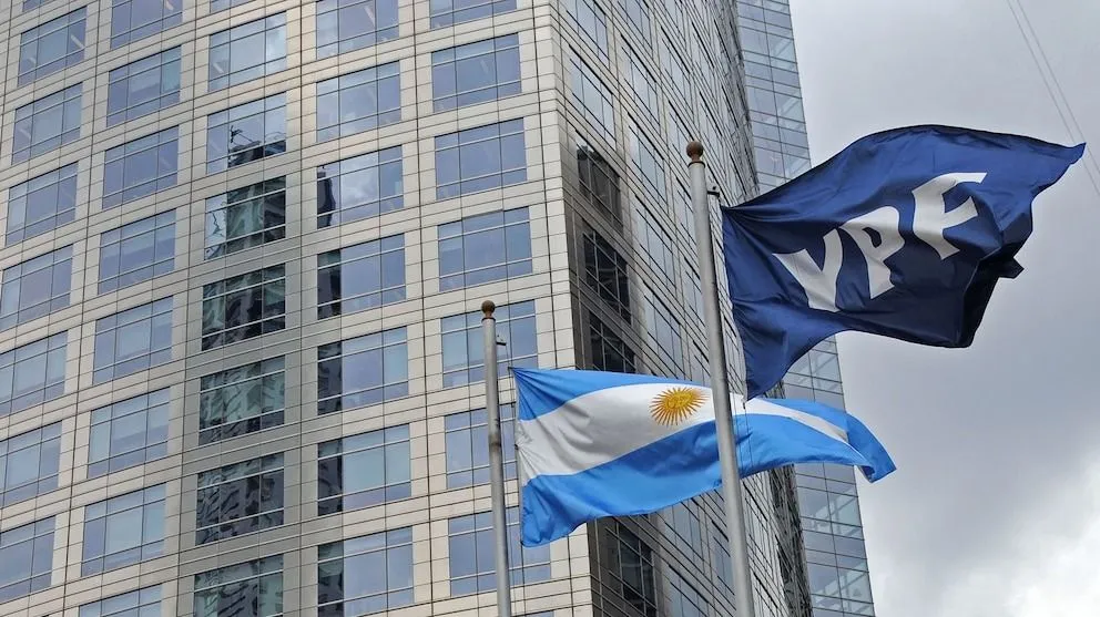 Argentina busca frenar la ejecución del 51% de YPF.