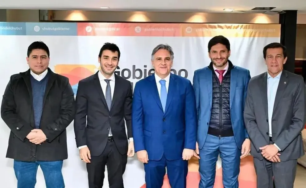Claudio Vidal, Ignacio Torres, Martín Llaryora, Maximiliano Pullaro y Carlos Sadir.