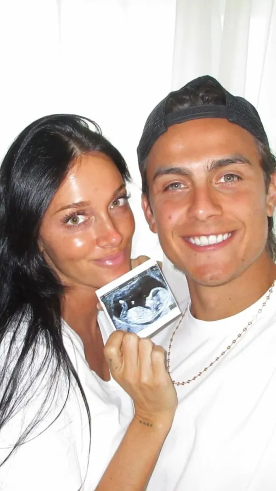 Oriana y Paulo muestran la imagen de la ecografía con su futuro bebé (Fuente: Instagram/@paulodybala)