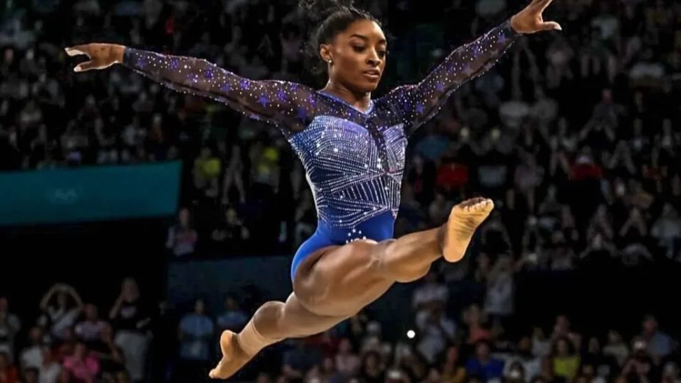 Con 11 medallas olímpicas y 23 títulos mundiales, Biles combinará su experiencia deportiva con un mensaje de superación, resiliencia y liderazgo.