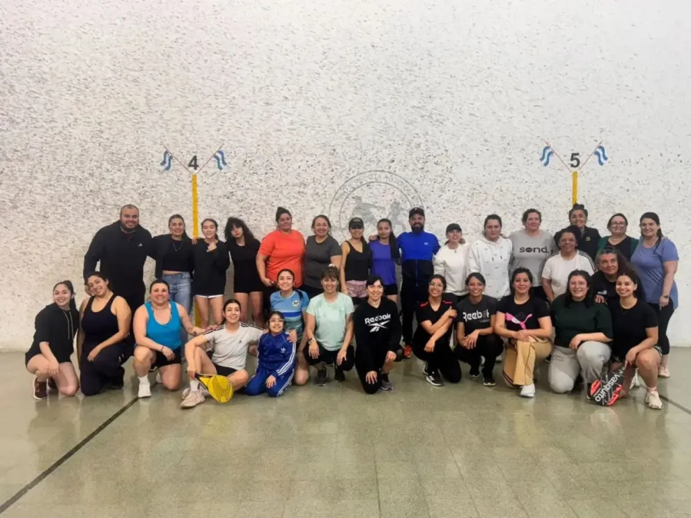 Impulsado por el grupo de mujeres del TyPAC, con el acompañamiento de la comisión de la institución, el domingo 28 de septiembre se realizó un encuentro de pelota paleta para principiantes, en una jornada que sirvió para aprender, jugar y divertirse.